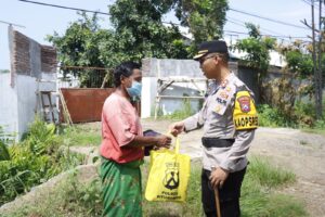 Cooling System Untuk Kamtibmas Polres Situbondo Berbagi Sembako di Jumat Berkah