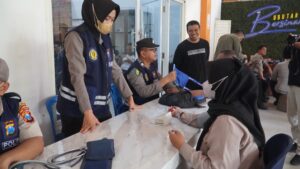 Pasca Pungut Suara Pemilu 2024 Polrestabes Surabaya Masih Beri Layanan Kesehatan Bagi Petugas KPPS