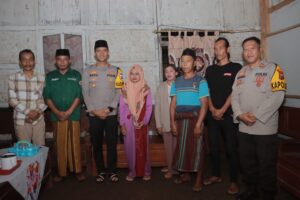 Kapolres Jember Serahkan Santunan kepada Keluarga Anggota KPPS Yang Meninggal