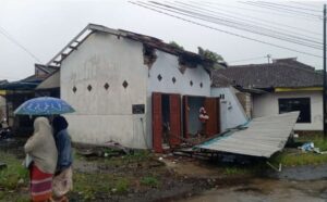 Angin Puting Beliung Terjang Dua Desa di Banyuwangi, Puluhan Rumah Rusak