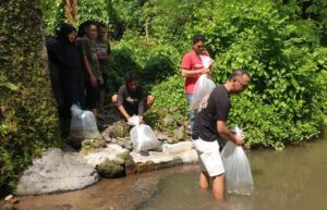 FRB Sebar Ribuan Bibit Ikan di Sungai Rogojampi, untuk Jaga Ekosistem dan Kebersihan Sungai