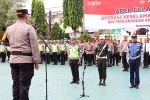 Operasi Keselamatan Semeru 2024 Digelar, Kapolresta Banyuwangi Pakaikan Helm ke Siswa SD Simbol Aksi Peduli Anak Dalam Berlalu Lintas