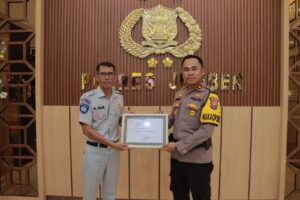 Wakapolres Jember Dapat Penghargaan atas Kecepatan Pelayanan Korban Kecelakaan
