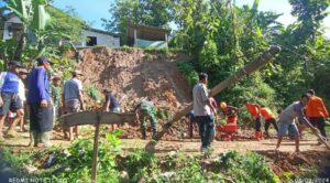Gotong Royong, Polisi bersama TNI dan Warga Bersihkan Tanah Longsor di Magetan