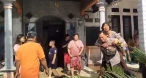 Sinergitas, Polisi Bersama TNI dan BPBD Evakuasi Korban Banjir di Mojokerto