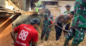 Gerak Cepat Polisi bersama TNI Bantu Warga Pacitan yang Terdampak Tanah Longsor