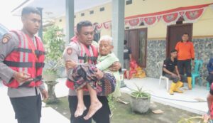 Ditpolairud Polda Jatim dan Polres Mojokerto Evakuasi Korban Banjir, 3000 Jiwa Diungsikan