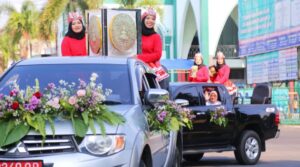 Kirab Piala dan Plakat Adipura Disambut Antusias Masyarakat Banyuwangi