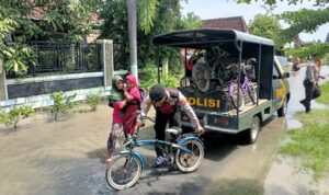 Tanggap Bencana, Polisi Evakuasi Pelajar SD yang Terjebak Banjir di Magetan
