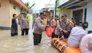 Polisi Distribusikan Ribuan Nasi Bungkus Untuk Warga di Bojonegoro Saat Banjir Belum Surut