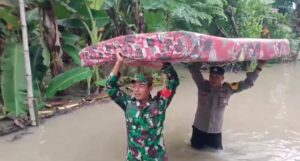 Tanggap Bencana, Polres Ngawi Bersama TNI Sigap Bantu Warga Terdampak Banjir