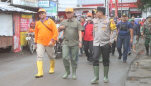 Gotong Royong, Forkopimda Probolinggo Bersihkan Material Pasca Banjir di Dringu