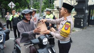 Hari Pertama Puasa Ramadhan, Polres Nganjuk Berbagi Takjil untuk Pengguna Jalan