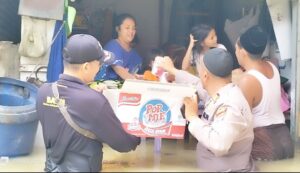 Polres Sampang Berbagi Sembako untuk Warga Terdampak Banjir