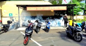 Sidokkes Polres Lumajang Lakukan Fooging Cegah DBD