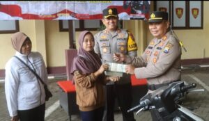 Berhasil Ungkap Curanmor, Polres Probolinggo Kembalikan Motor yang Hilang ke Pemilik