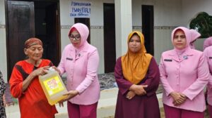 Polres Bangkalan dan Bhayangkari Salurkan Bansos untuk Warga Terdampak Banjir di Arosbaya