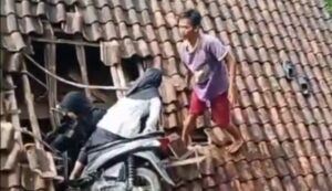 Sepeda Motor Terbang Hantam Genteng Rumah, Netizen : Ada Fitur Autopilot!