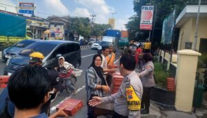 Semarakkan Bulan Ramadhan Polisi di Sidoarjo Berbagi Takjil