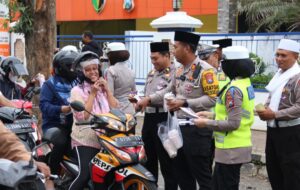 Ops Keselamatan Semeru 2024 di Bulan Ramadhan Polres Jember Berbagi Takjil Sambil Ajak Warga Tertib Lalin