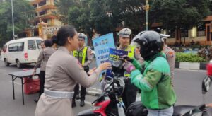 Ops Keselamatan Semeru 2024 di Bulan Ramadhan Polresta Malang Kota Berbagi Takjil, Ajak Pengendara Tertib Lalin