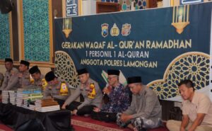 Sambut Ramadhan Polres Lamongan Waqaf 973 Al-Qur’an ke Masjid dan Mushola