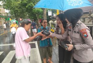 Ramadhan Berkah Polres Malang Berbagi Ratusan Kantong Takjil Untuk Pengguna Jalan