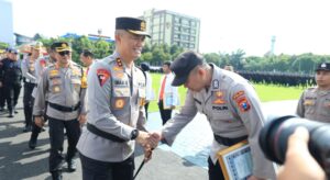 Pimpin upacara Hari Kesadaran Nasional Kapolda Jatim Beri Penghargaan 35 Anggota