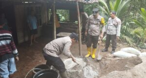 Polres Pacitan Bersama Relawan dan Warga Bantu Renovasi Dapur Warga Penyandang Cacat