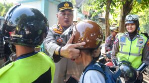 Promotor Keselamatan Berlalu Lintas, Polresta Banyuwangi Bagikan Ratusan Helm pada Siswa SD