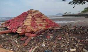 Pemkab Banyuwangi Tinjau Fasilitas Wisata Pantai Ria Bomo yang Diterjang Ombak Besar, dan Lakukan Program Pemulihan