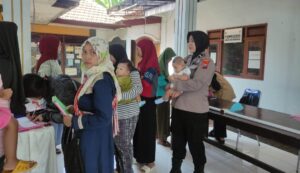 Dukung Pemerintah Tangani Stunting, Polwan Polres Mojokerto Bantu Sukseskan Posyandu