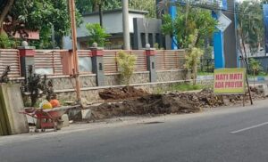 DPU.CKPP Banyuwangi, Lakukan Normalisasi Saluran Trotoar, Guna Mengurangi Resiko Genangan Air