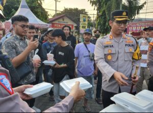 Ramadhan Berkah Kapolres Situbondo Berbagi Takjil untuk Massa Unras AMPD
