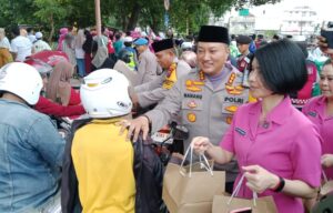 Polresta Banyuwangi Bagikan Ribuan Takjil Gratis Jelang Buka Puasa, Lima Menit Langsung Ludes