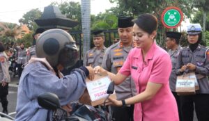 Ramadhan Berkah, Polres Kediri Kota dan Bhayangkari Berbagi Takjil Jelang Berbuka Puasa