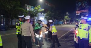 Patroli Sahur Ramadhan Polres Bojonegoro Berbagi Nasi Kotak Untuk Warga