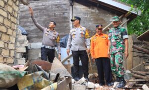 Pasca Gempa Polres Tuban bersama BPBD Beri Bantuan Warga Terdampak