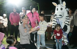 Tiba di Pulau Bawean, Kapolres Gresik langsung Hibur Anak-Anak Korban Gempa
