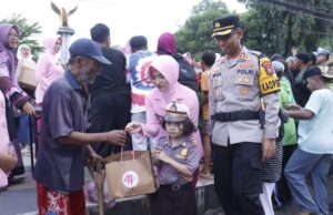Ramadhan Berkah, 500 Paket Takjil Untuk Warga Dibagikan oleh Bhayangkari Polres Situbondo