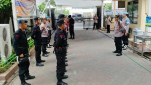 Jamin Keamanan Ibadah Umat Nasrani di Jumat Agung Satbrimob Polda Jatim Sterilisasi Gereja