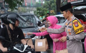 Tebar Kebaikan di Bulan Ramadhan Polres Batu dan Bhayangkari Berbagi Takjil