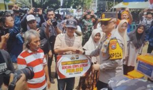 Kapolda Jatim Dampingi Kepala Staf TNI AL Serahkan Bansos Untuk Warga Bawean yang Terdampak Gempa