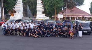 Komunitas Mobil Toyota, Bagikan Takjil Gratis di Depan Pendopo Banyuwangi