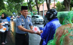 Pegawai dan Dharma Wanita Lapas Banyuwangi, Wujudkan Kepedulian dengan Berbagi Takjil