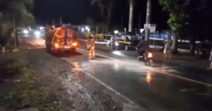 Tumpahan Solar di Jalan Akibatkan Banyak Pengendara Jatuh, Dinas Damkar Banyuwangi Sigap Lakukan Pembersihan