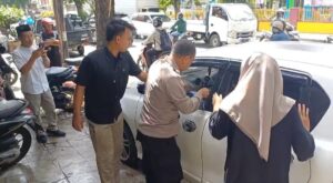 Aksi Heroik Pecah Kaca dari Anggota Polisi Rogojampi, Selamatkan Balita Terkunci Di Dalam Mobil