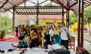 Keluarga Besar SMP Negeri 3 Rogojampi, Salurkan Zakat Fitrah kepada Warga Sekitar