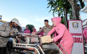 Berbagi Berkah di Bulan Ramadhan, Polrestabes Surabaya Ajak Ratusan Abang Becak Buka Puasa Bersama