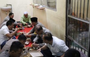 Indahnya Ramadhan, Pecel Rawon Khas Banyuwangi Jadi Hidangan Polres Batu Buka Puasa Bersama Tahanan